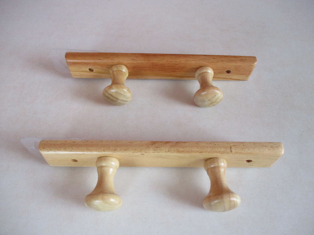 Lot de deux porte-manteaux neufs vernis deux t&ecirc;tes en bois 
Décoration
