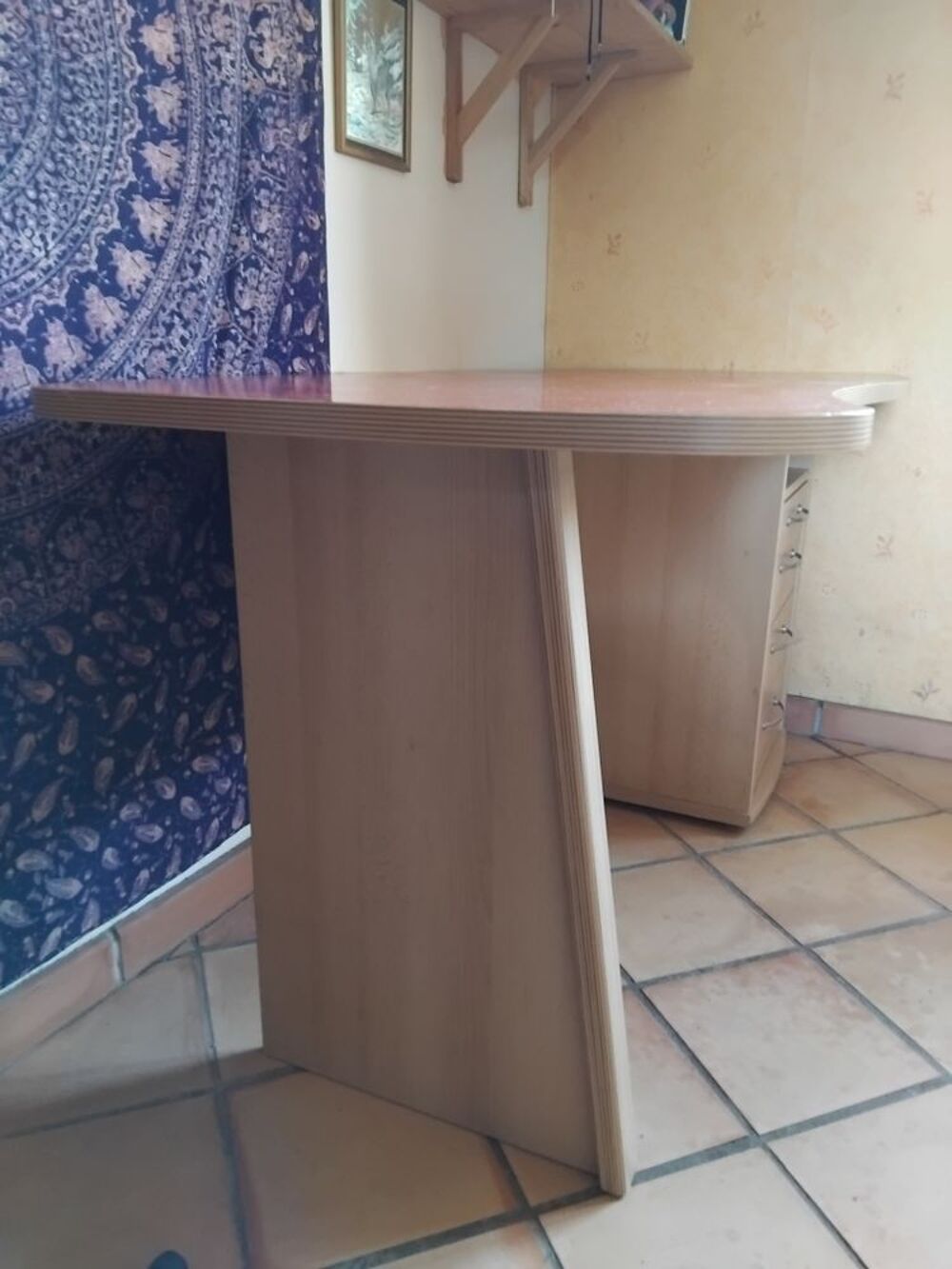 Bureau en bois, beau design. 
Meubles