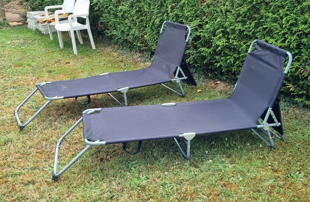 ces chaises longues vous attendes Jardin