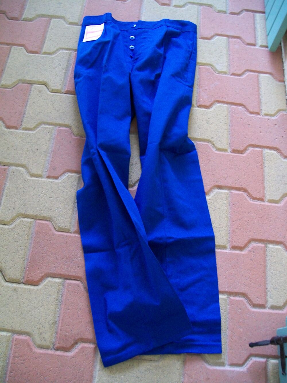  pantalon bleu
neuf jamais port&eacute;
taille 38 Vtements
