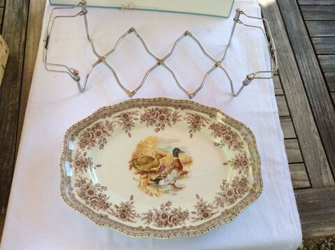 Plat de service en terre de fer  dcor de canards et frises 30 Gif-sur-Yvette (91)