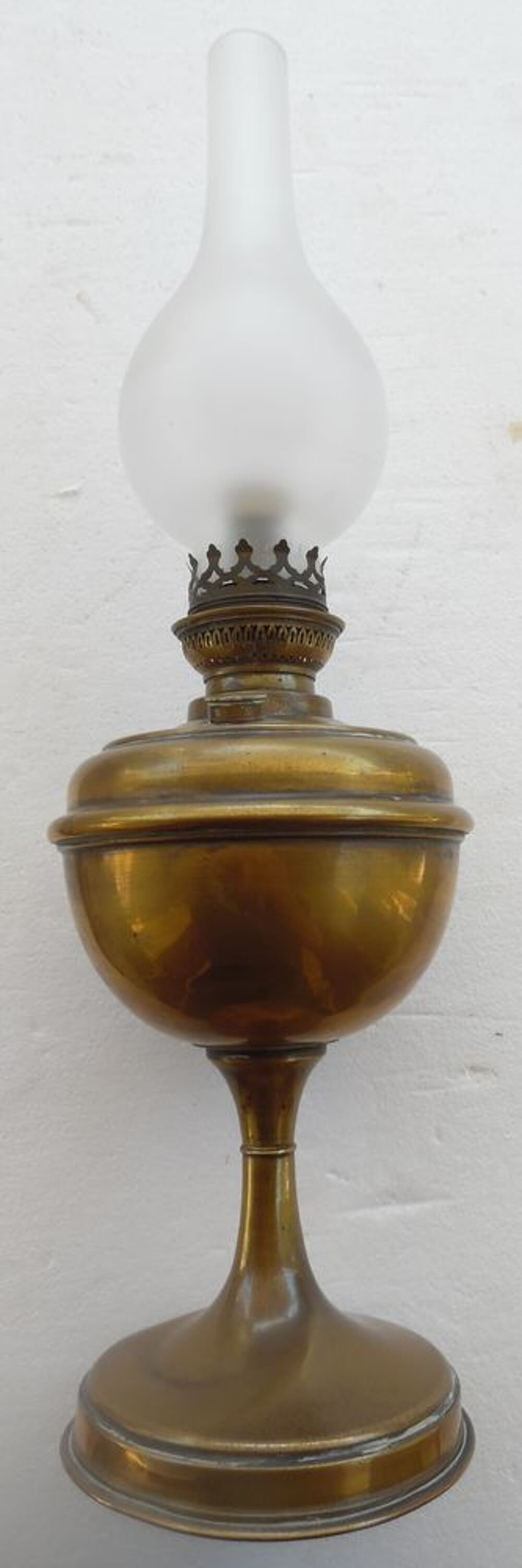 Lampe &agrave; p&eacute;trole en laiton ans 50 Hauteur 58 cm avec le verre Décoration