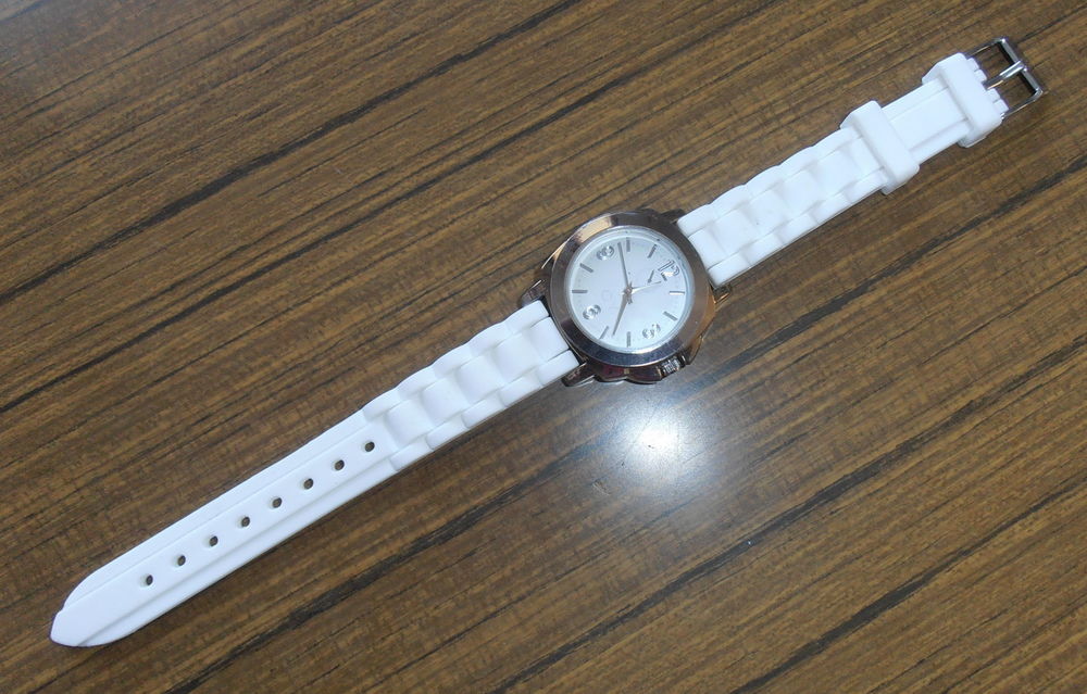 Montre m&eacute;tal argent&eacute; avec bracelet en silicone blanc NEUF Bijoux et montres