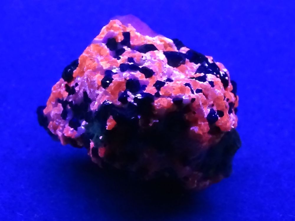 Franklinite &amp; Vill&eacute;mite &amp; Calcite &amp; Microcline (vive fluores 