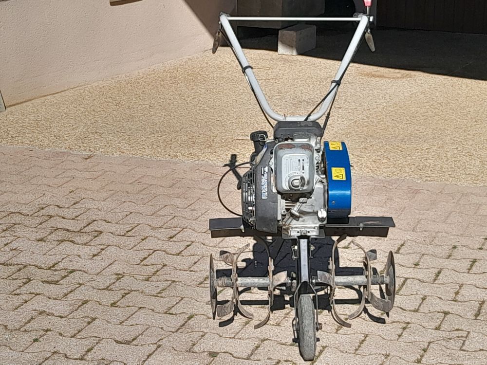 bineuse avec 4 griffes, &eacute;tat neuf, tr&egrave;s peu servi Jardin