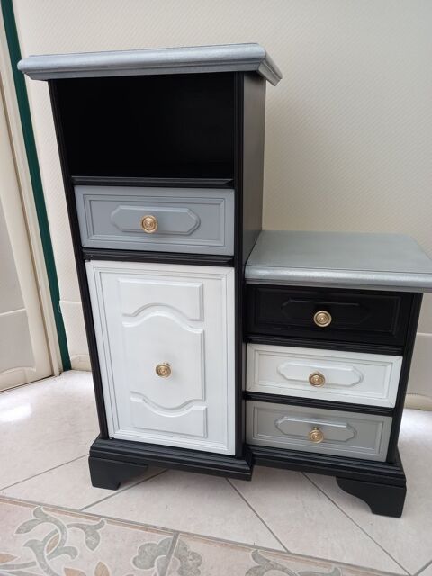 Meuble d'appoint en bois. 85 Villers-Sire-Nicole (59)