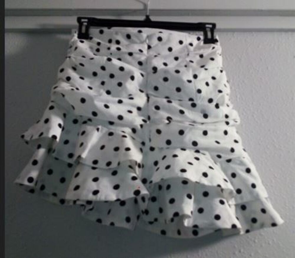 Jupe courte &agrave; pois noirs sur fond blanc Vêtements