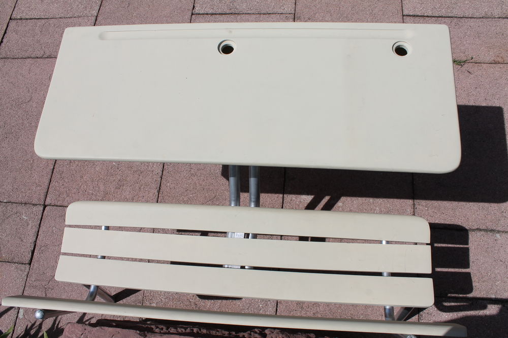 TABLE ECOLIER,ENTIEREMENT RELOOKEE. TBE. Mobilier enfants