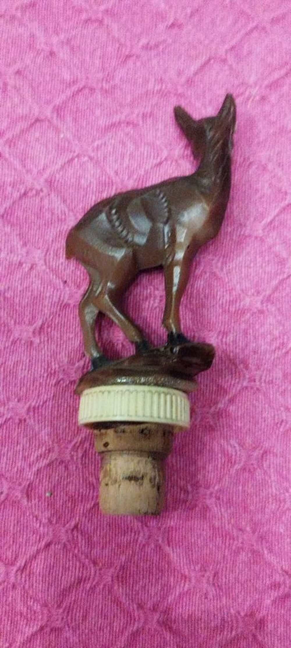 bouchon en li&egrave;ge pour bouteille, statue faon en plastique 