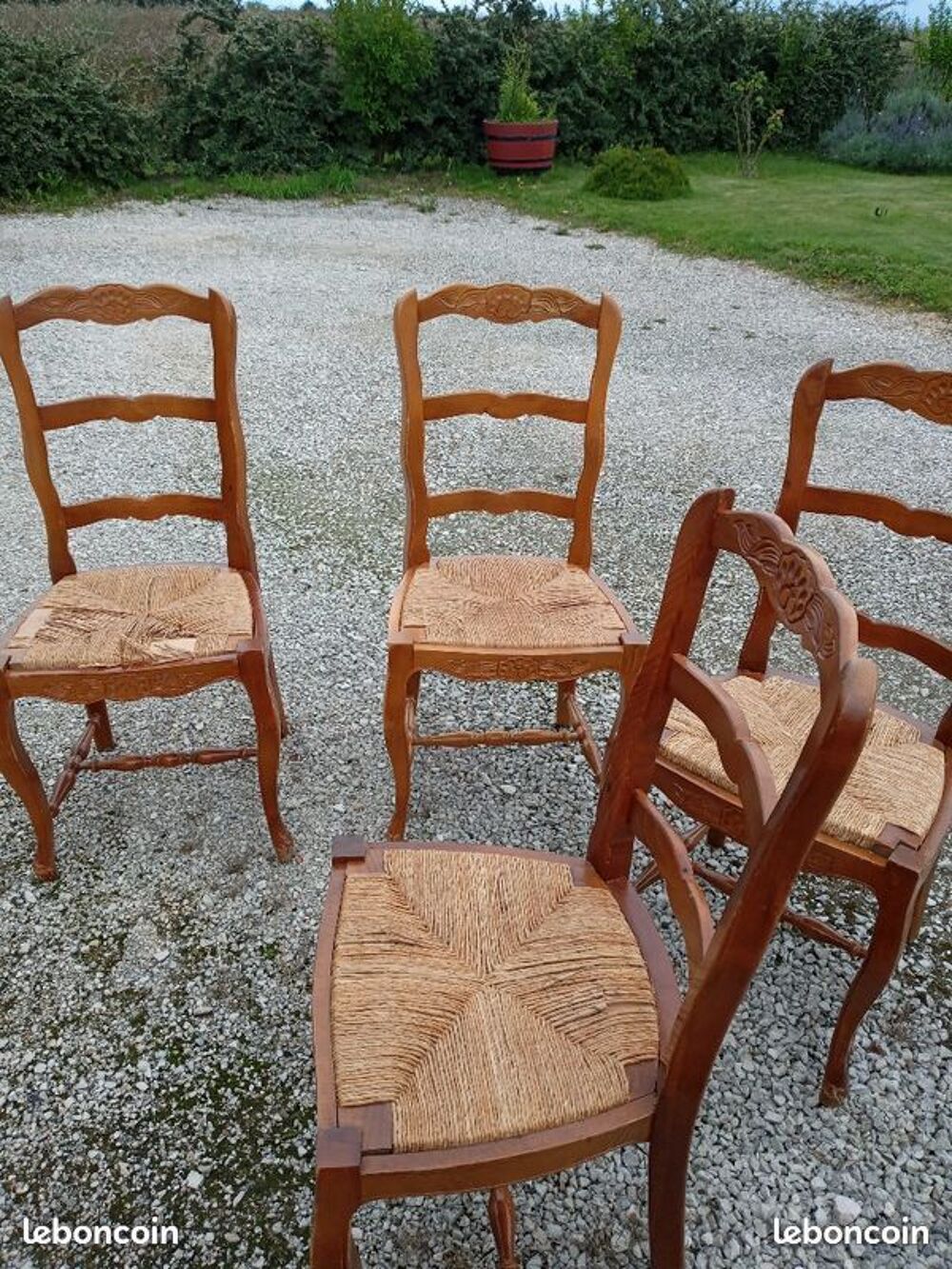 4 chaises un peu anciennes Meubles