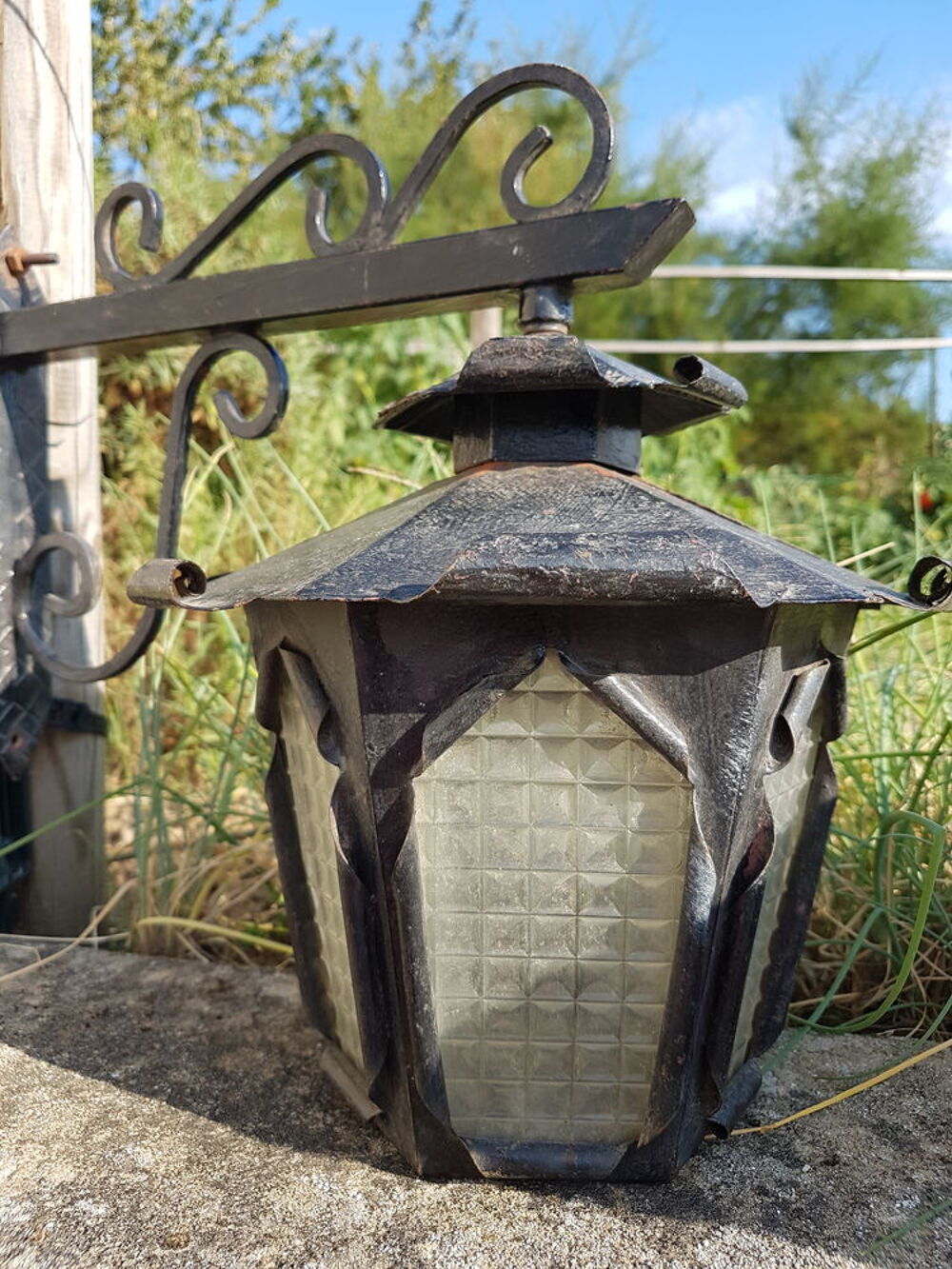 Potence en fer forg&eacute; et lanterne
Décoration