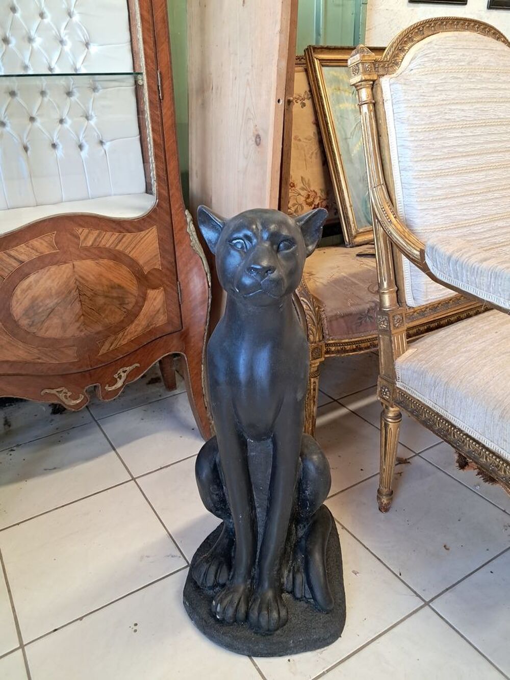 Statue panth&egrave;re assise, en pierre et b&eacute;ton cir&eacute; noir Jardin