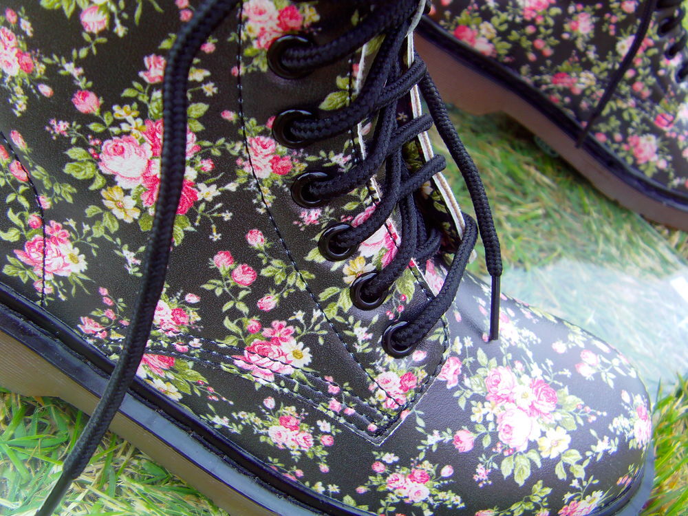 Chaussures noire fleurie pointure 40 Chaussures