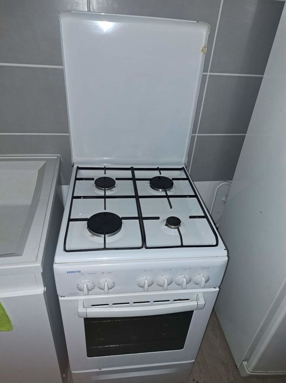 machine &agrave; laver.frigo.gaziniere et chaise &agrave; donner Cuisine