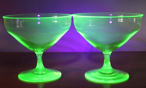 2 Coupes � champagne en ouraline, uranium glass 30 Issy-les-Moulineaux (92)