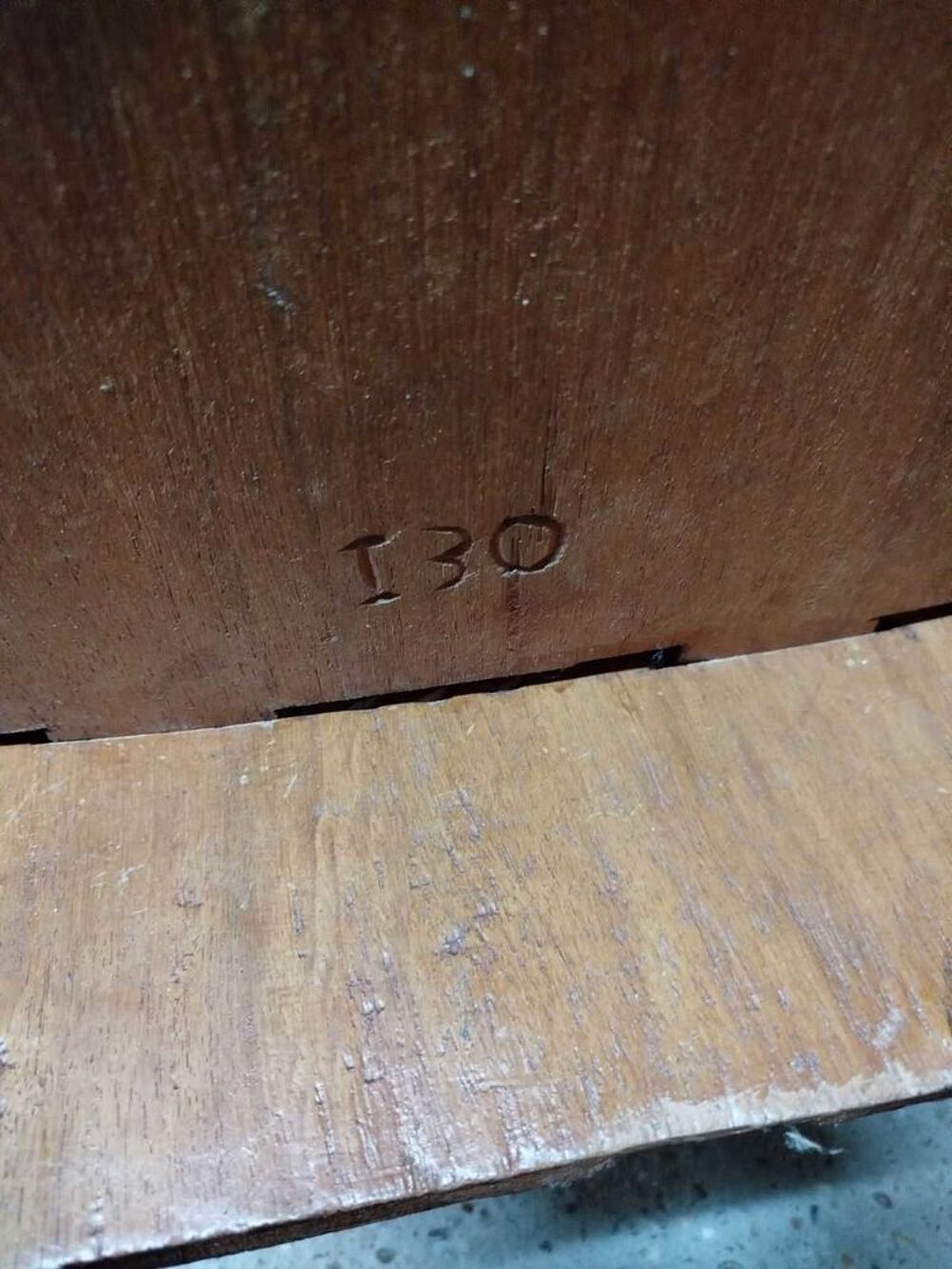 chaises artisanale avec d&eacute;coration et date dessus 2 chaises 