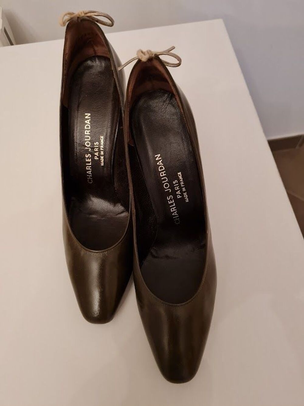 TRES CHICS ESCARPINS FEMME CHARLES JOURDAN
taille 38.5 ou 39 Chaussures