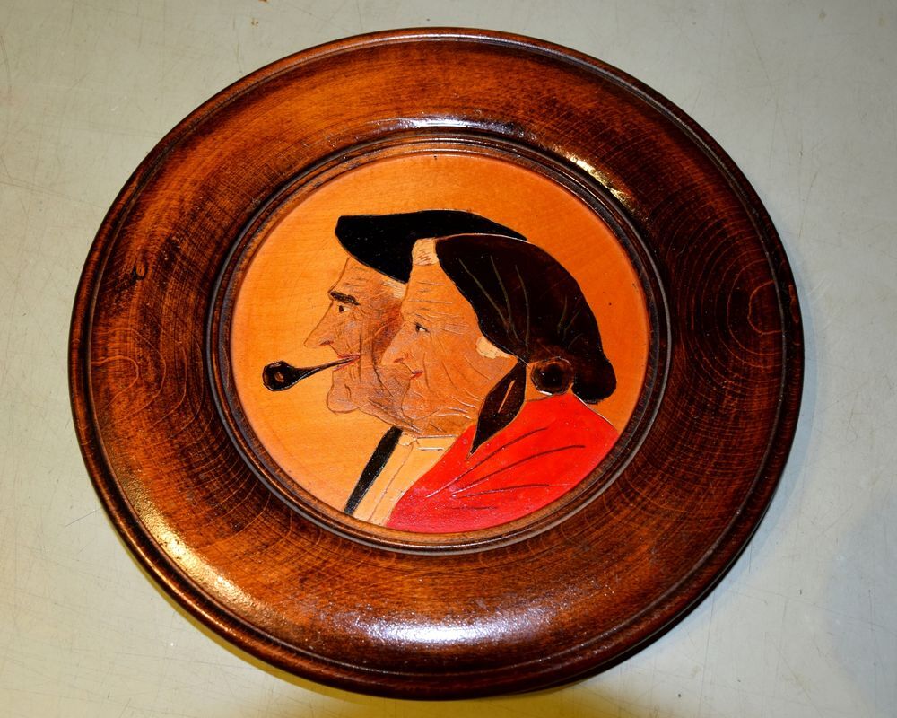 Assiette Bois Ancienne - Portrait couple Typique. Décoration