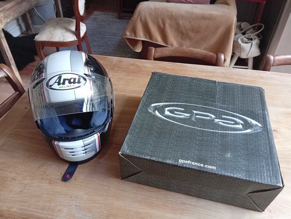 Casque moto Arai et bottes moto Gpa Sports