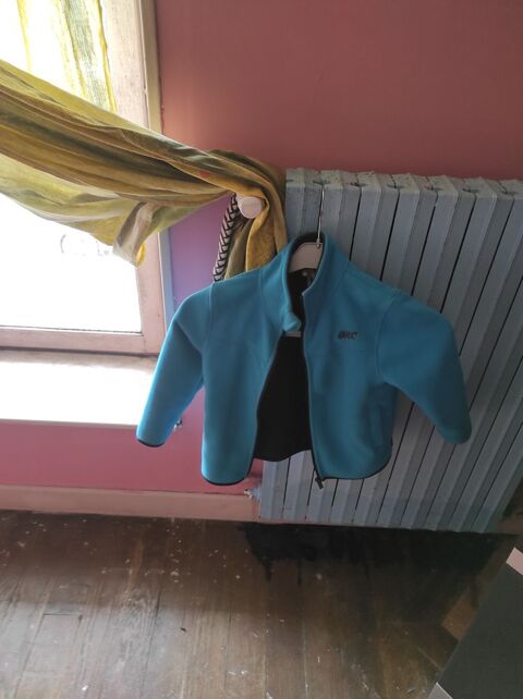 A vendre10€  deux veste taille 6 ans 10 Accolay (89)