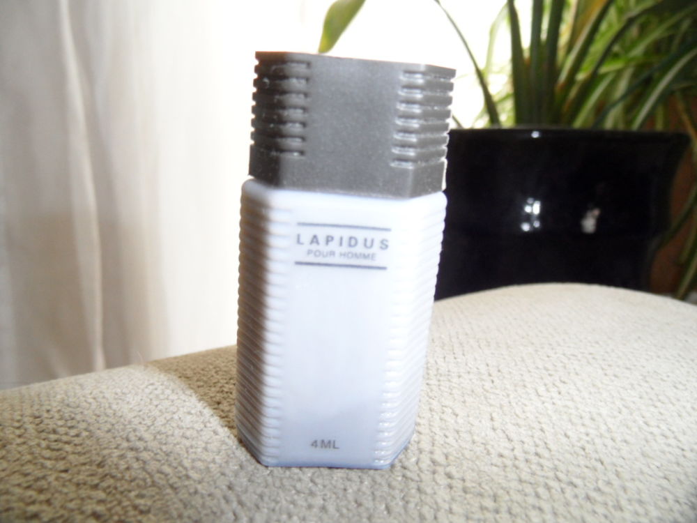 miniature de parfum semi-ancienne 