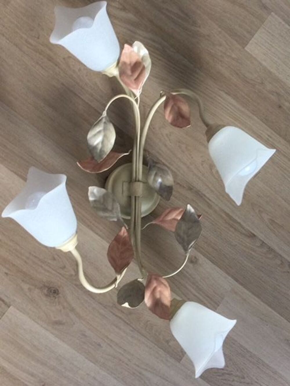 plafonnier 4 lampes tr&egrave;s chic de belle qualit&eacute; en m&eacute;tal beige et saumon 50 cm de long Décoration