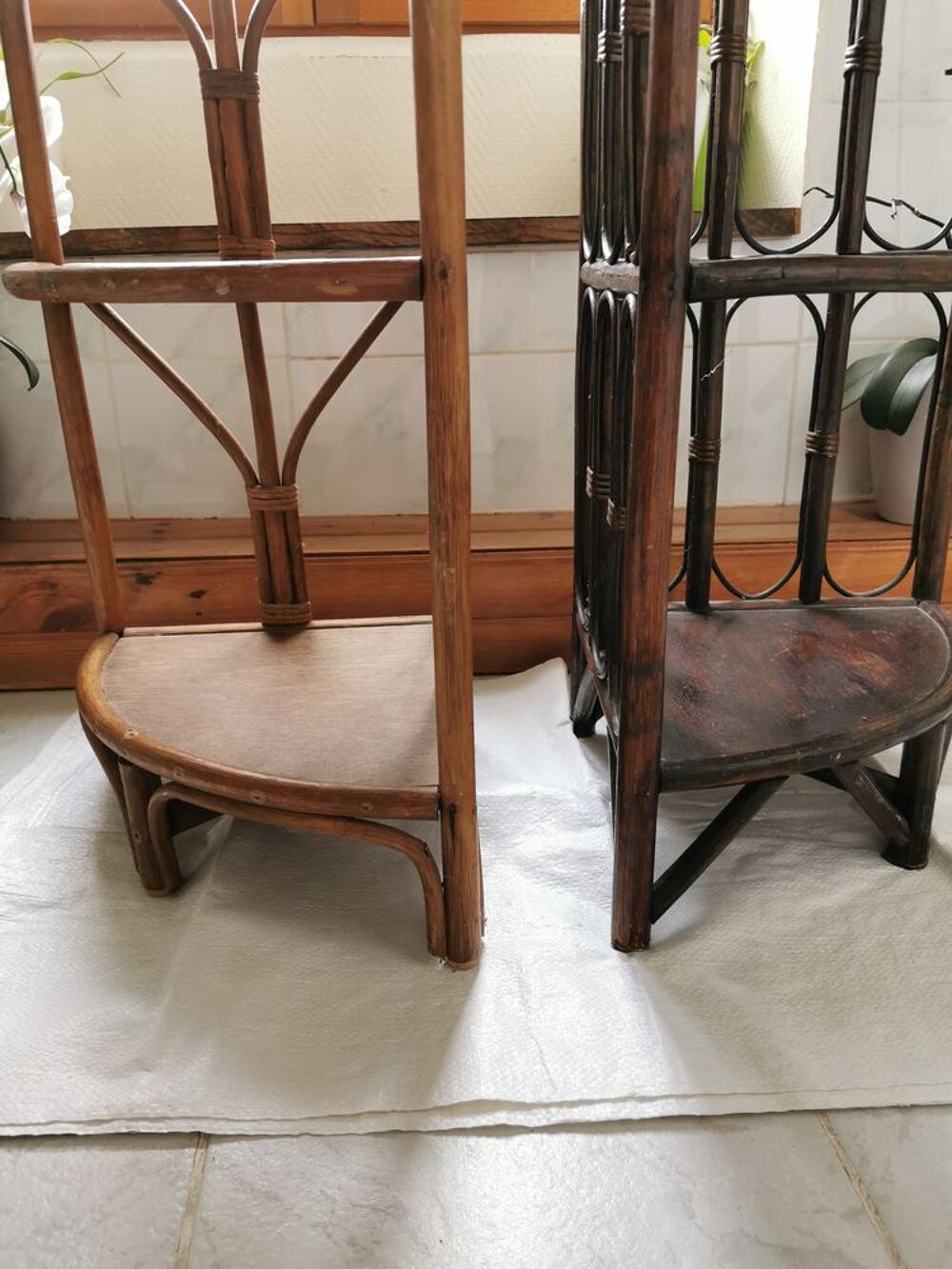 2 &eacute;tag&egrave;res d'angle en rotin Meubles