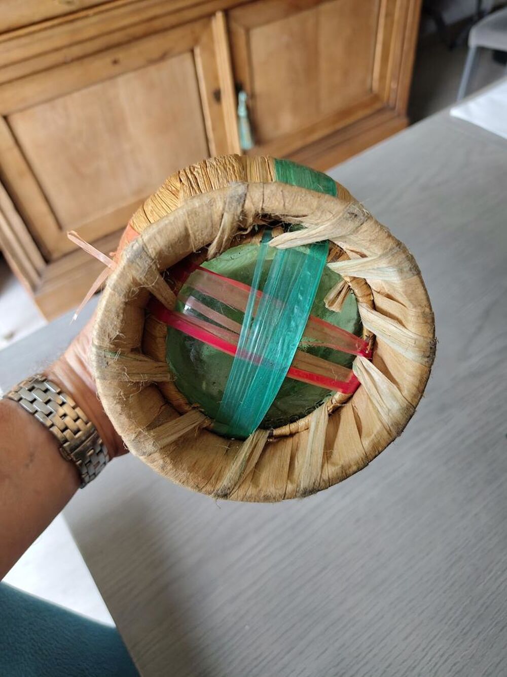 bouteille de vin Chianti avec un col torsad&eacute; boucl&eacute; Décoration
