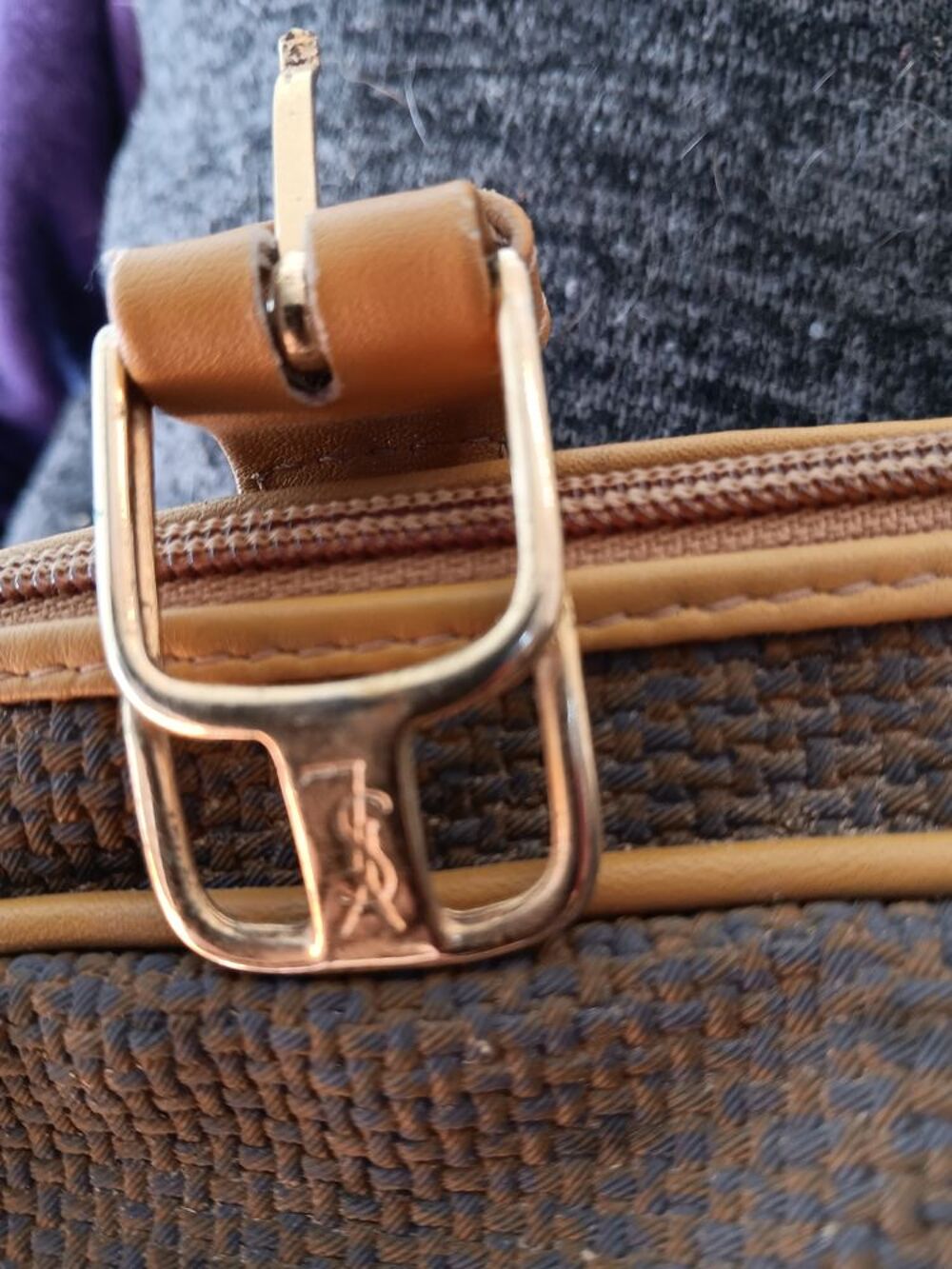 Porte v&ecirc;tements Yves Saint Laurent Maroquinerie