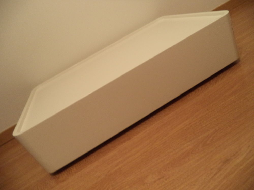 Meuble blanc sur roulettes. Meubles