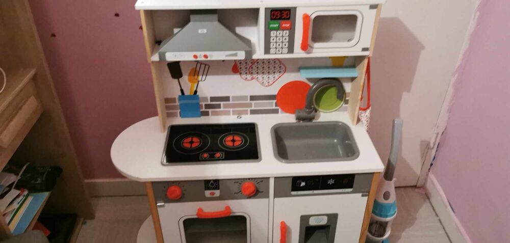 Bonjour cuisine en bois +sac de dinette et petit aspirateur Jeux / jouets