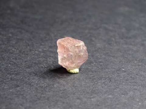 Fluorite rose RARE Massif du Mont-Blanc France 9,60 carats  36 La Petite-Raon (88)