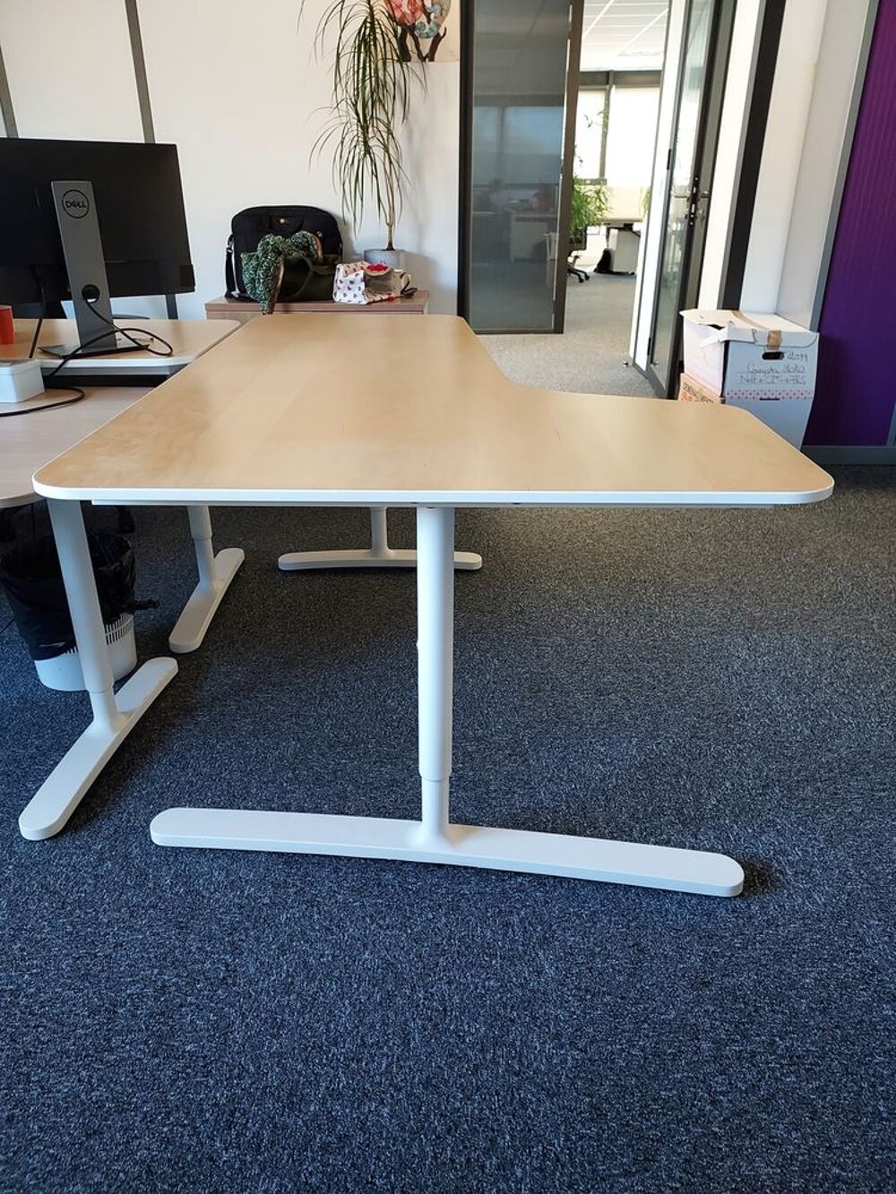 Bureau d'angle en bois clair, pieds t&eacute;lescopiques, TB &eacute;tat Meubles