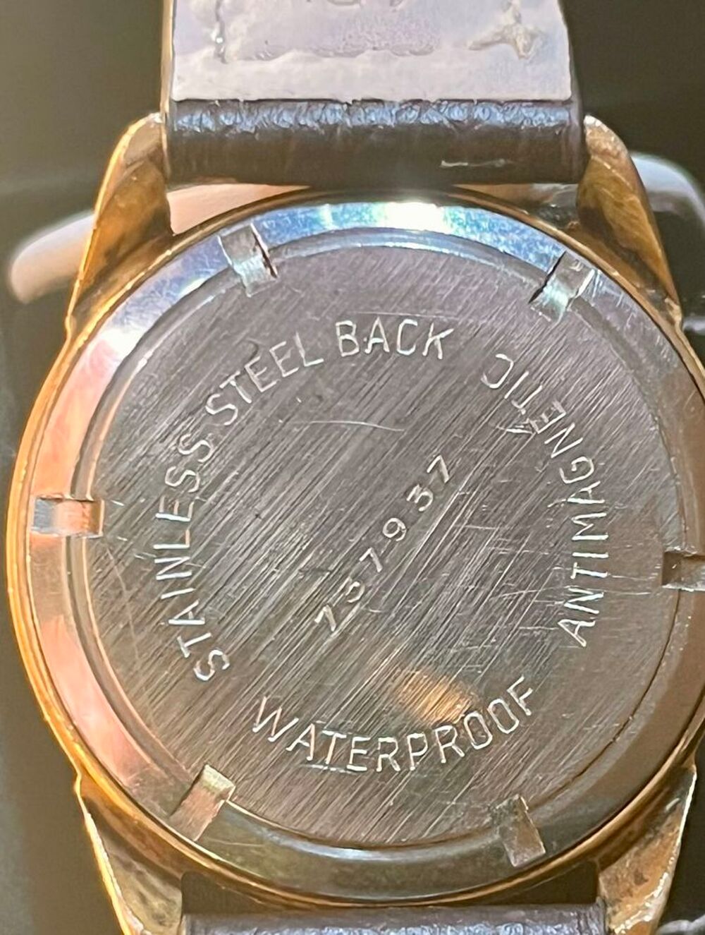 LIP Dans coffret Montre d'homme bo&icirc;tier num&eacute;rot&eacute; 737937, 