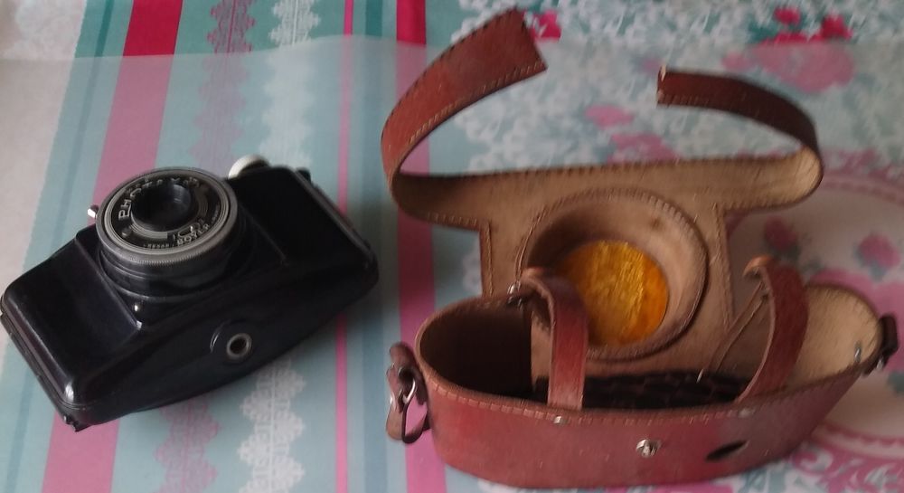 Appareil photo vintage avec son &eacute;tui Photos/Video/TV