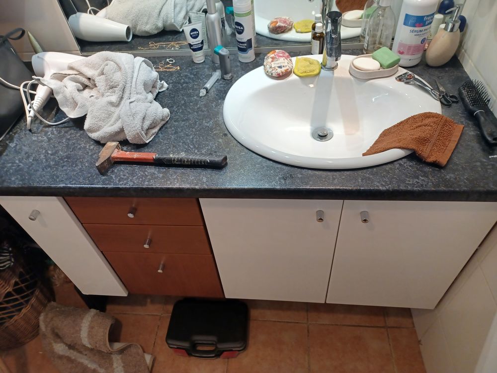 Tr&egrave;s belle salle de bain complet baignoire. Meble de qualit&eacute; Meubles