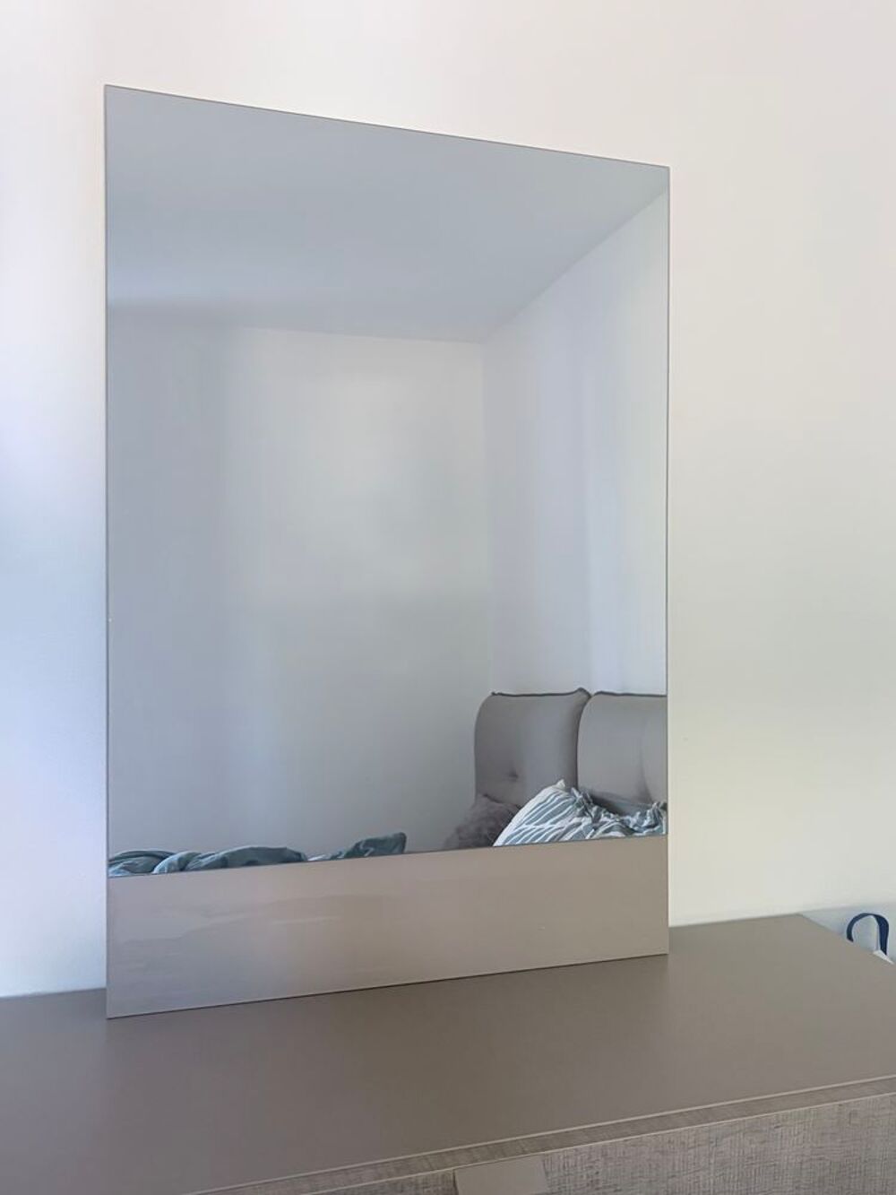 Ensemble chambre avec lit, commode, tables de nuit et miroir Meubles