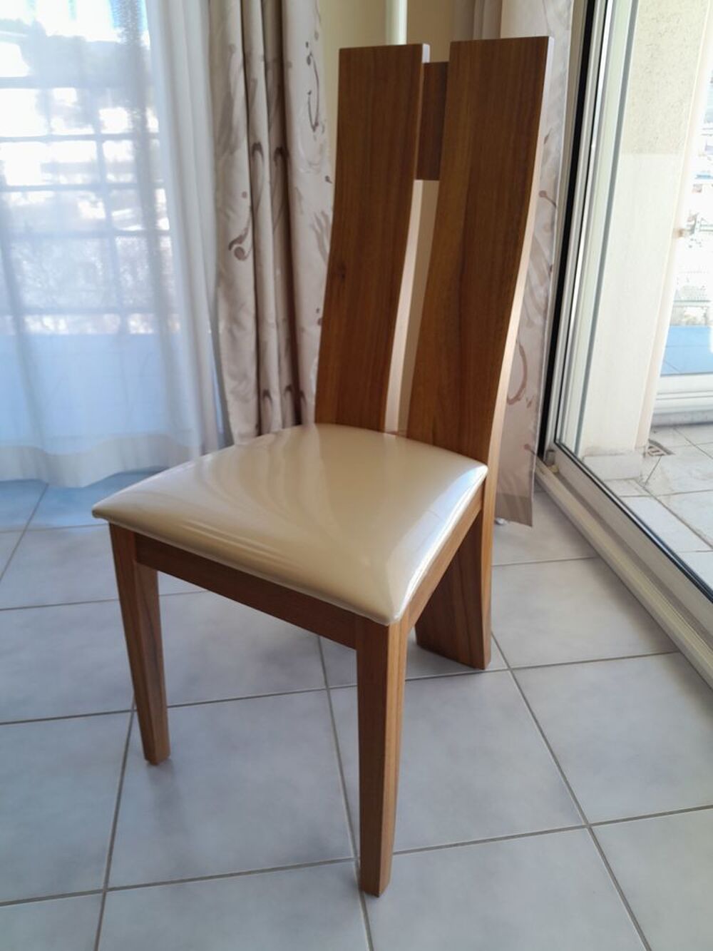 Table en verre de salle &agrave; manger et 6 chaises assorties Meubles