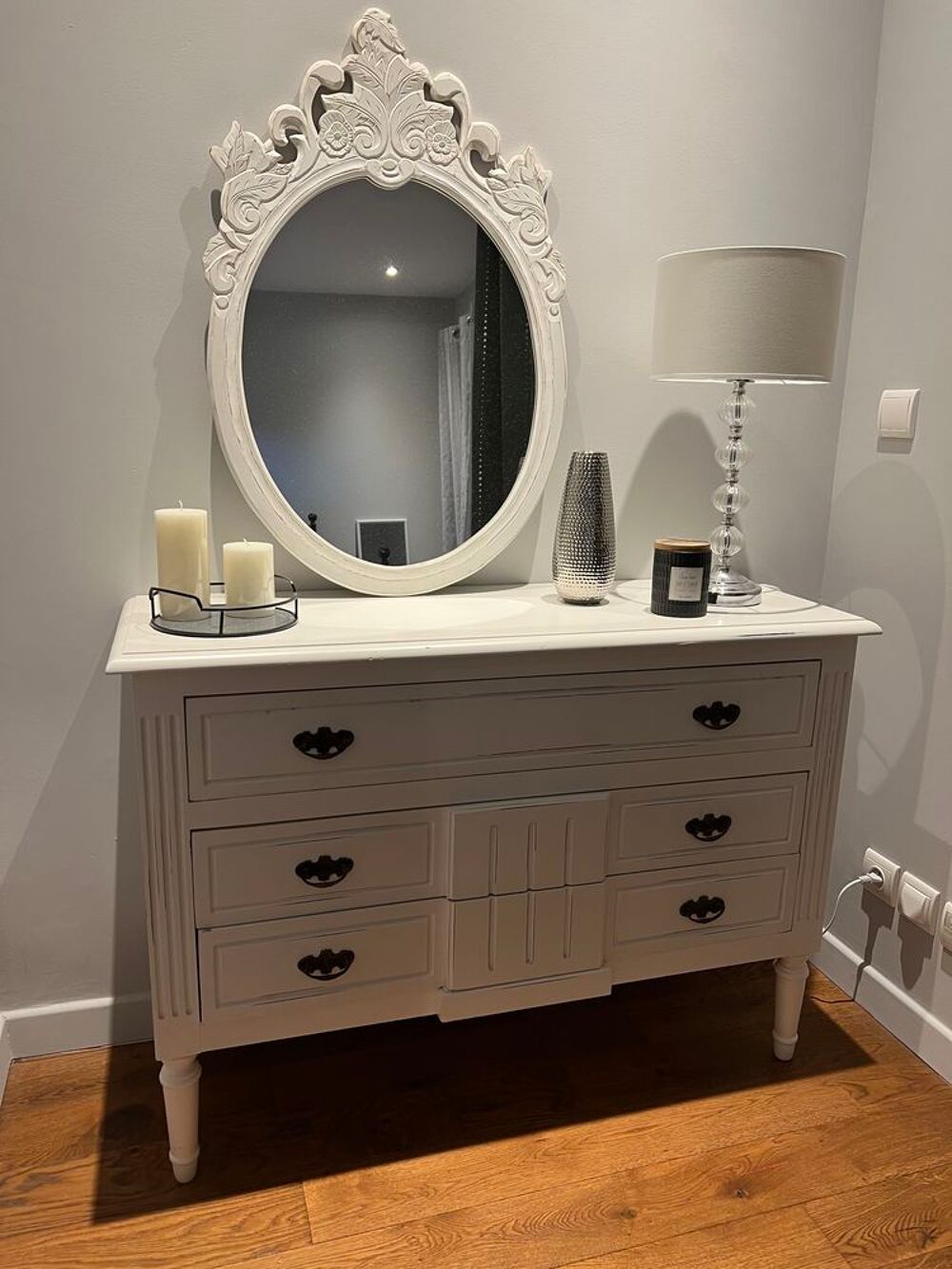 Tr&egrave;s jolie commode en bois blanc Meubles