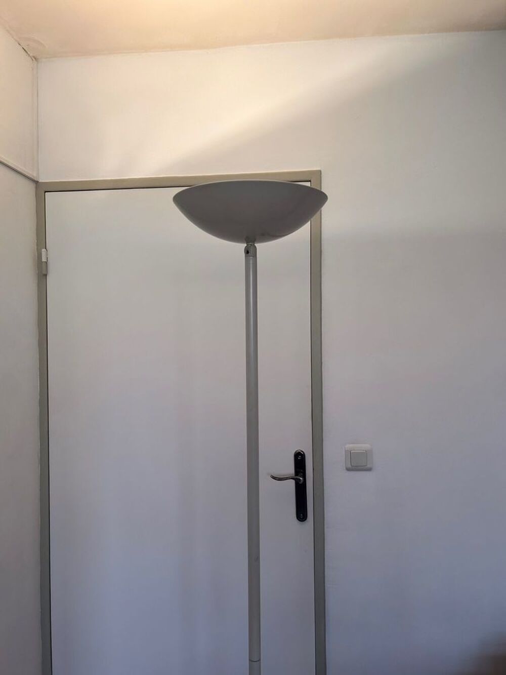Lampadaire halog&egrave;ne blanc + 1 ampoule supll&eacute;mentaire Décoration