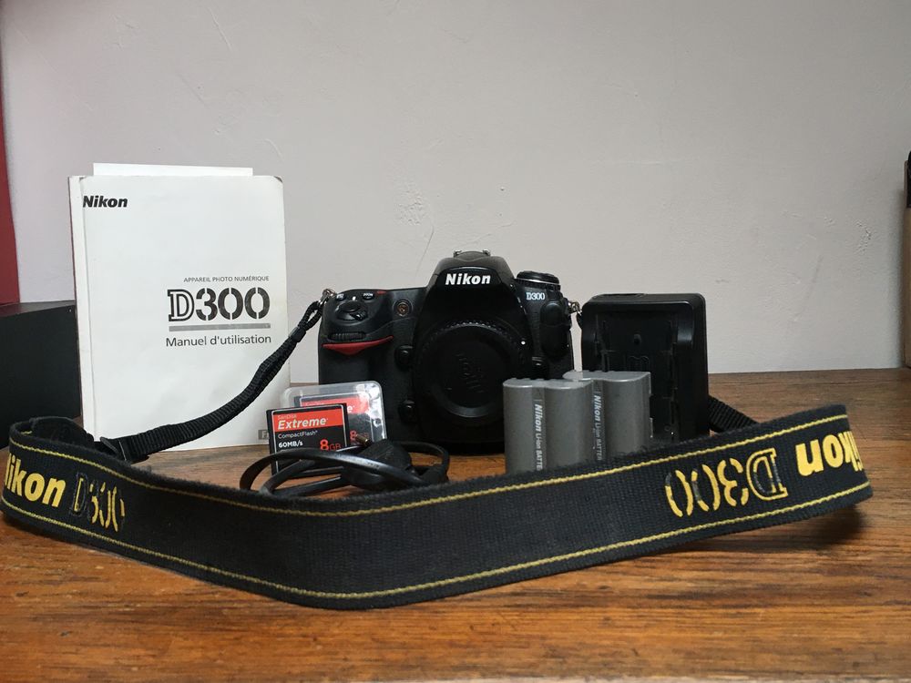 Appareil photo num&eacute;rique Nikon D300 et ses accessoires
Photos/Video/TV