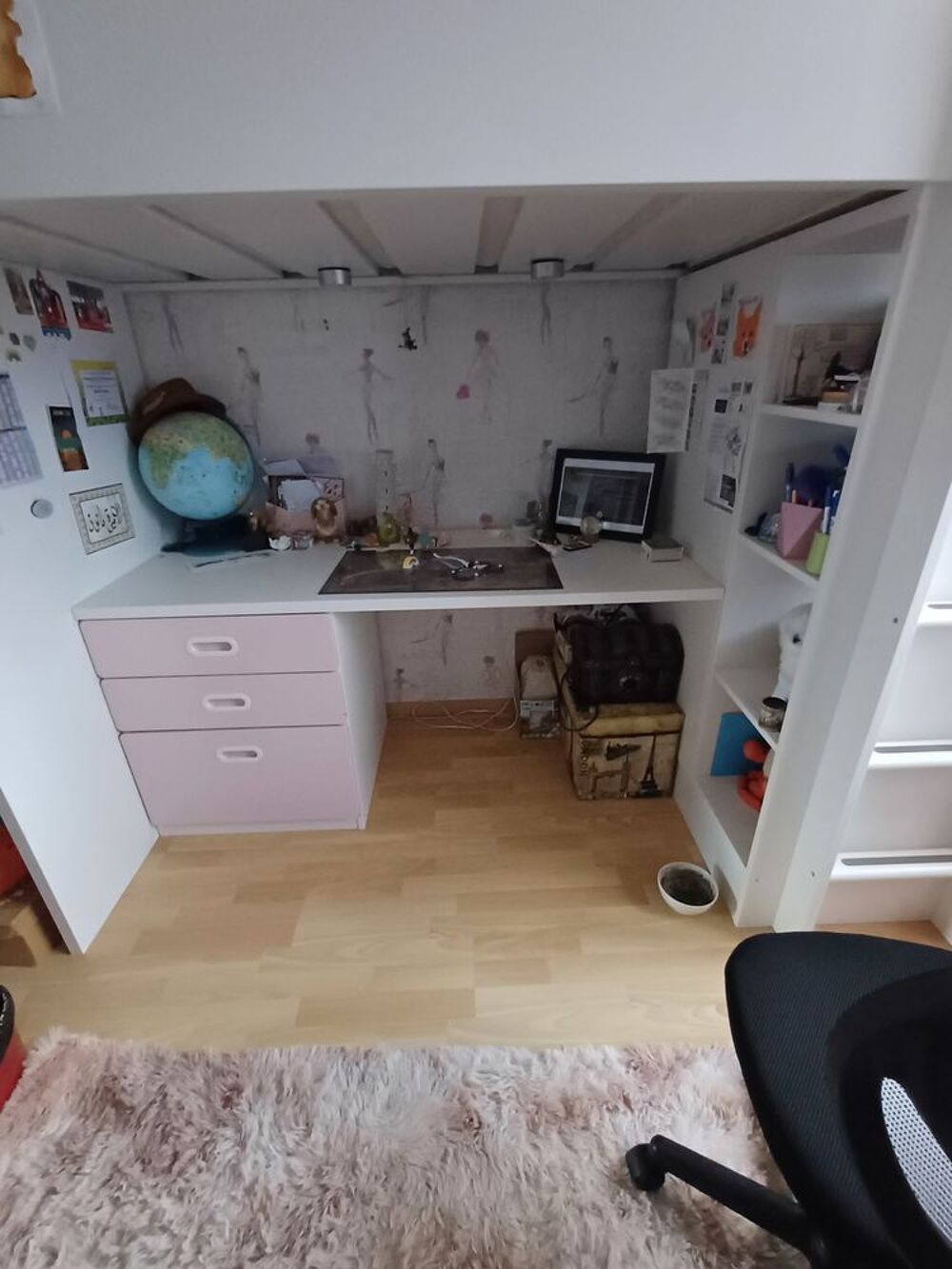 Lit mezanine ikea STUVA + bon matela + coffre &agrave; jouet rose Meubles