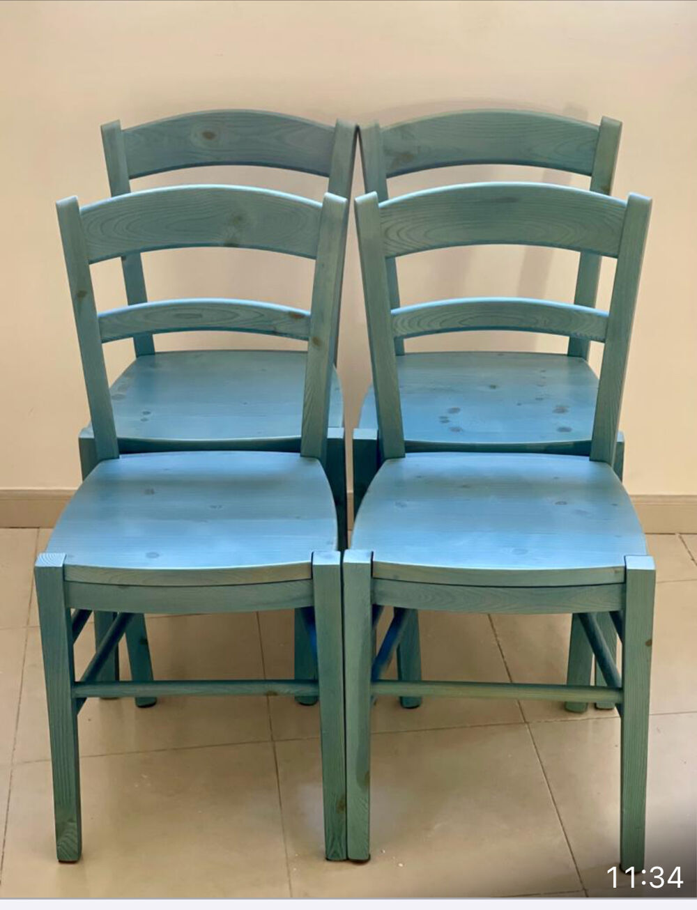 Table ronde &agrave; rallonge et 4 chaises 
Bois massif. Meubles