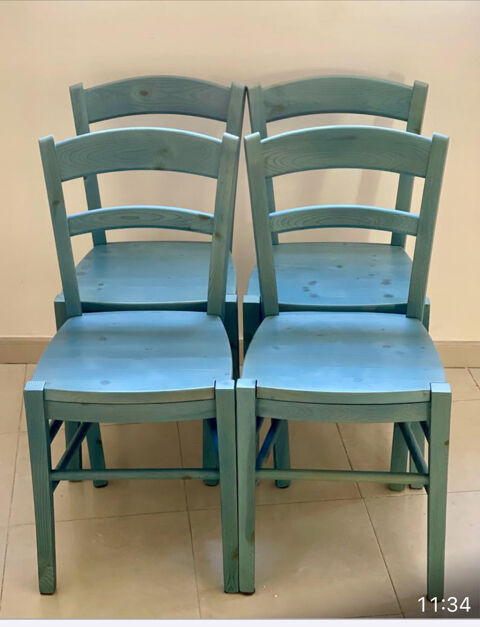 Table ronde � rallonge et 4 chaises 
Bois massif. 150 Cannes (06)