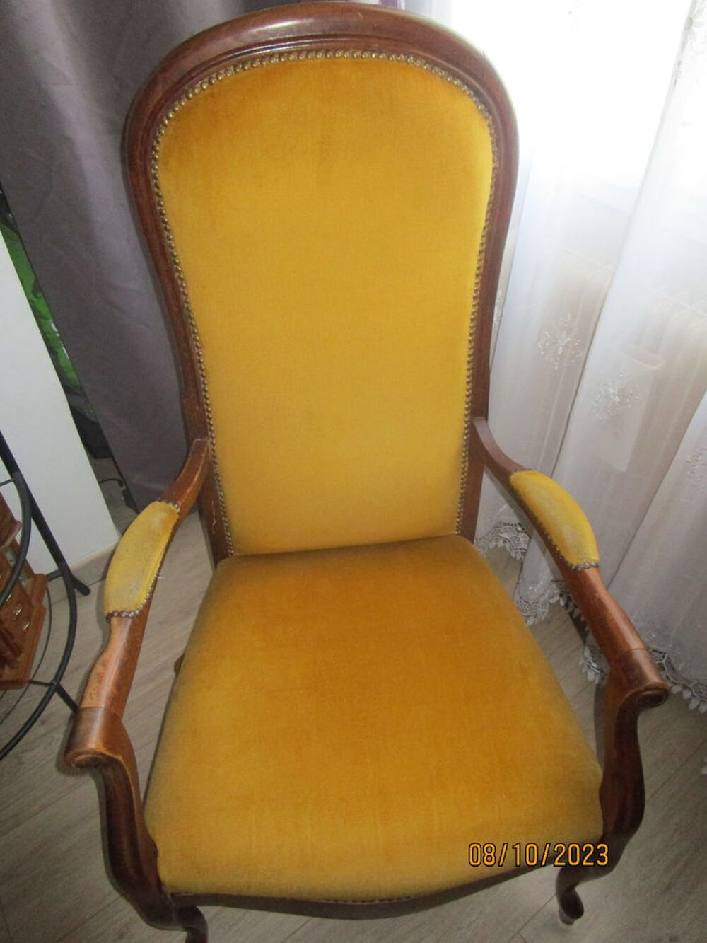 deux fauteuils de style VOLTAIRE en velours moutarde Meubles