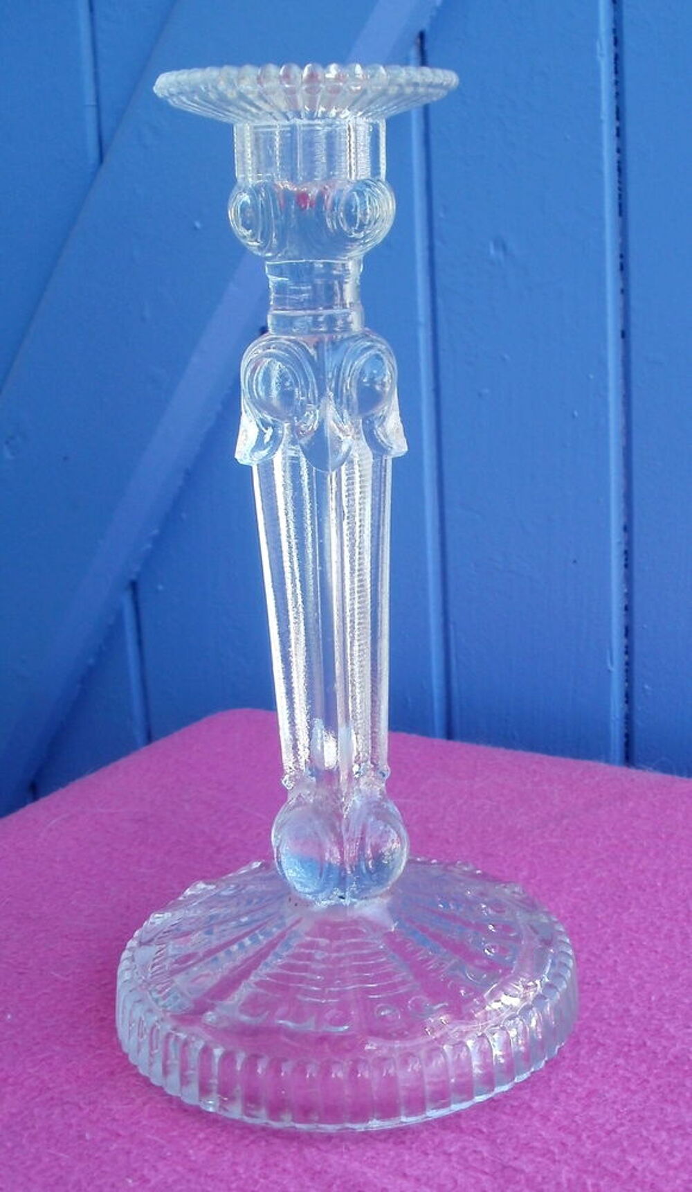BOUGEOIR en verre moul&eacute; Hauteur 21 cm Dcoration