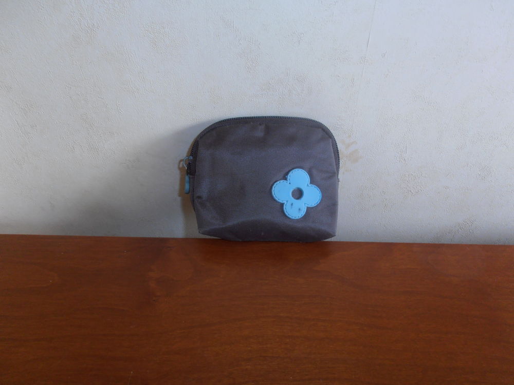 Pochette marron fleur bleue (39) Maroquinerie