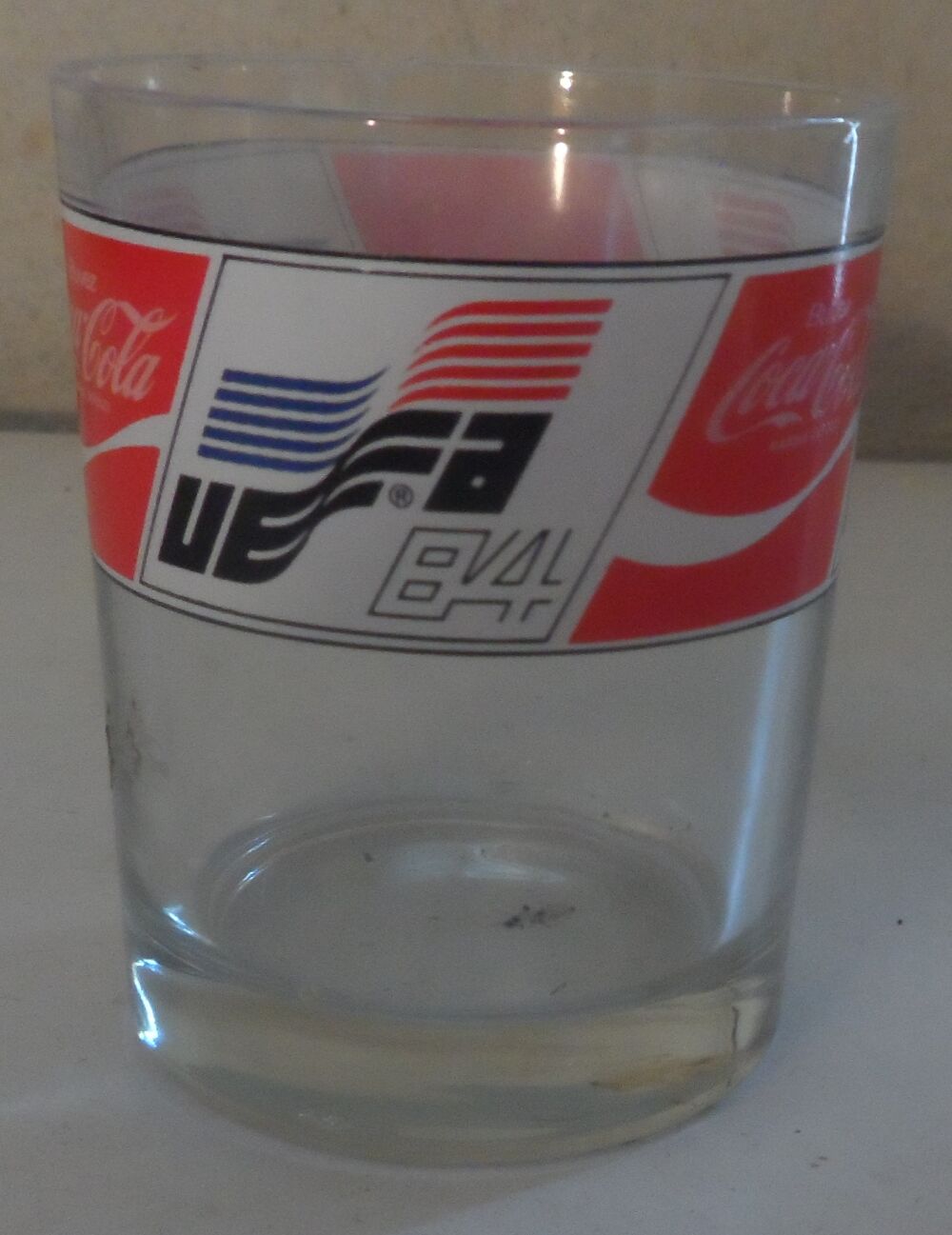 Verre Coca Cola (collector) qui a une &eacute;br&eacute;chure sur le col Cuisine