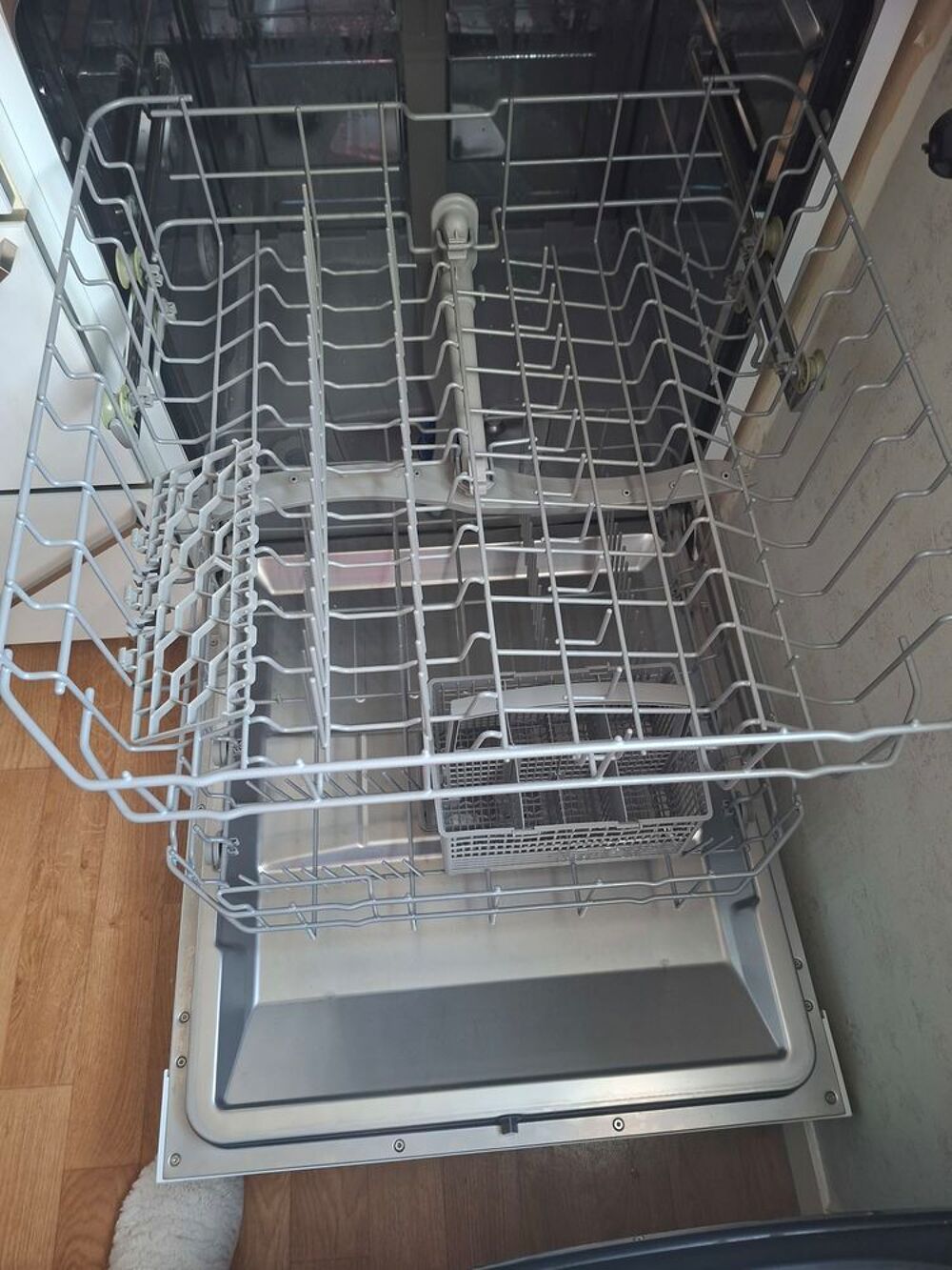 Lave vaisselle et plaque vitroc&eacute;ramique Electroménager