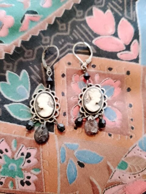 boucles d'oreilles cam�s noirs/blancs en plastique sur m�tal fonc�. 7 Carqueiranne (83)